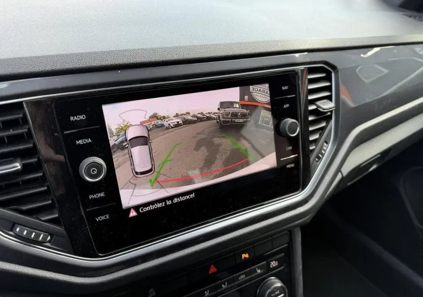 Écran central du Volkswagen T-Roc 1.5 TSI R-Line 2020 montrant la caméra de recul avec guidage dynamique.