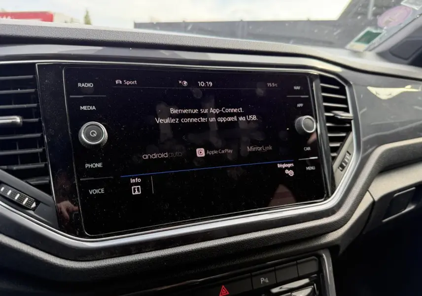 Écran tactile central du tableau de bord du Volkswagen T-Roc 2020 affichant App-Connect, vue intérieure frontale.