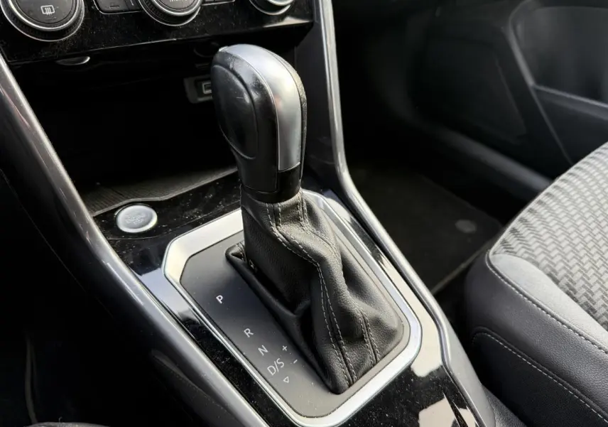 Le levier de vitesses automatique noir et argenté du Volkswagen T-Roc 1.5 TSI Evo R-Line vu de près côté passager.