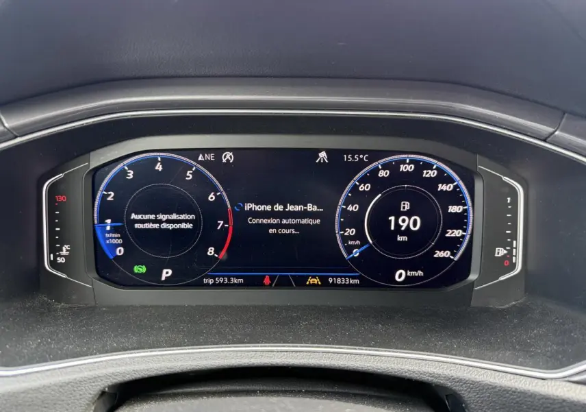 Affichage numérique du combiné d'instruments du Volkswagen T-Roc 1.5 TSI R-Line avec informations de conduite et connectivité.