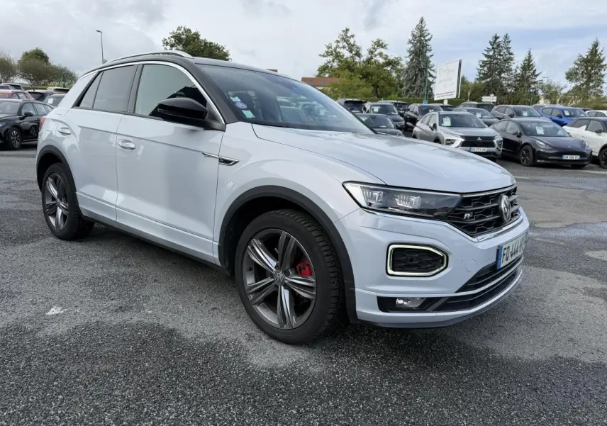 Volkswagen T-Roc blanc vue 3/4 avant droit avec jantes alliage et détails noirs contrastants R-Line