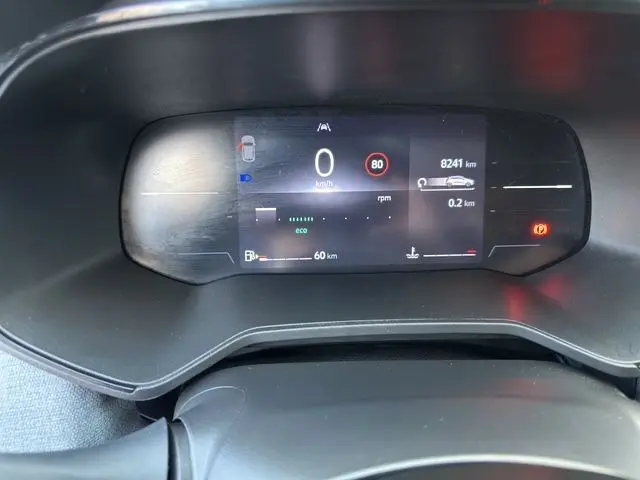 Tableau de bord numérique de la Renault Clio V 1.5 Blue dCi 100 Evolution, affichant vitesse, kilométrage et alertes.