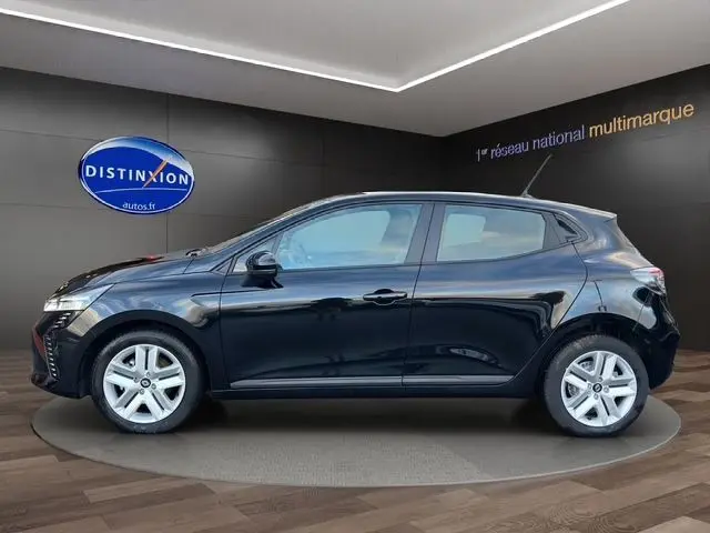 Profil côté gauche d'une Renault Clio V noire 2025, compacte avec jantes alliage et vitres teintées, en showroom.
