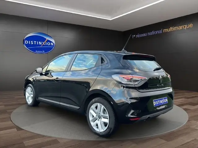 Renault Clio V noire vue de trois quarts arrière droit, soulignant ses feux LED et jantes alliage argentées.