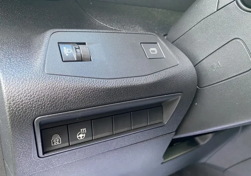Gros plan sur les commandes noires côté gauche du tableau de bord du Peugeot Rifter 2025, finition Allure.