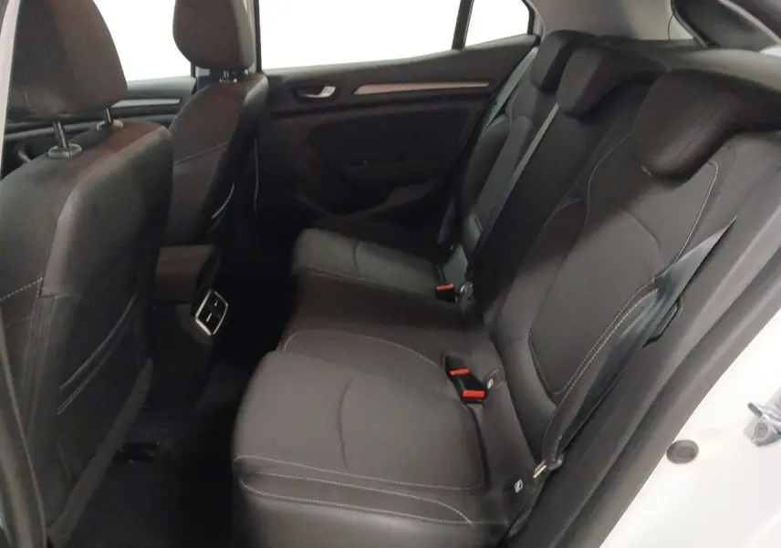 Vue intérieure côté droit des sièges arrière noirs avec surpiqûres blanches de la Renault Mégane IV blanche PH2 BlueDCI 115 Zen 2020.