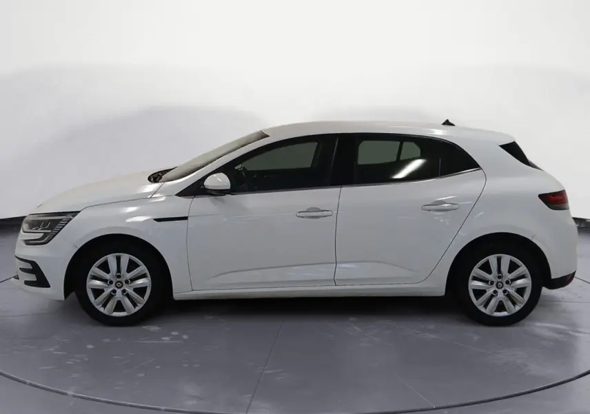 Profil côté gauche d'une Renault Mégane IV blanche de 2020, version PH2 BlueDCI 115 Zen avec caméra de recul.