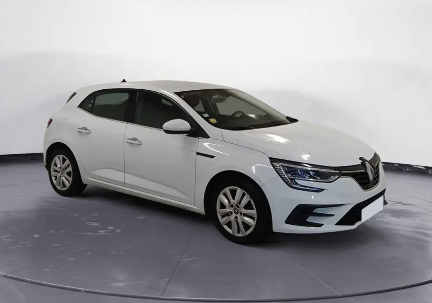 Renault Mégane IV blanche vue en 3/4 avant droit, avec phares LED et calandre noire distinctive.