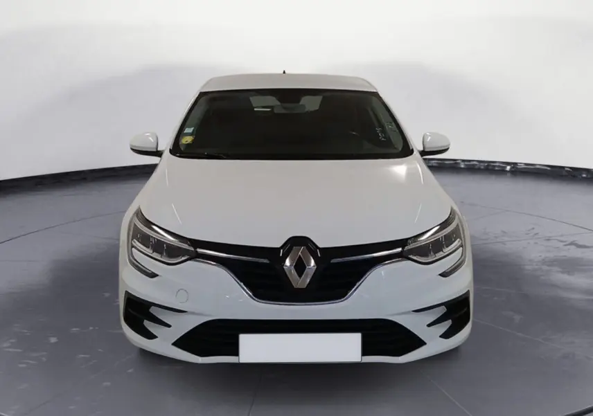 Vue avant d'une Renault Mégane IV blanche 2020, version PH2 BlueDCI 115 Zen avec calandre noire et caméra de recul visible.