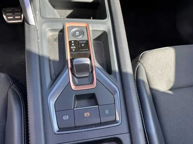 Vue rapprochée de la console centrale du CUPRA Formentor 1.5 eTSI Hybrid 2025 avec levier de boîte auto et finitions cuivre.