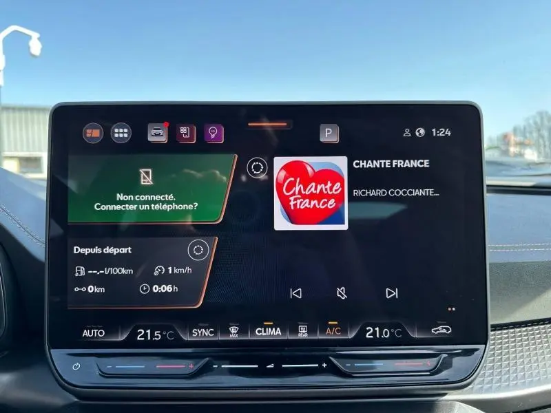 Écran tactile central du tableau de bord du CUPRA Formentor 2025, affichant la radio et les commandes climatiques.