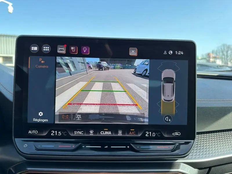 Écran central du CUPRA Formentor 1.5 eTSI Hybrid 2025 montrant la caméra de recul avec vue arrière et lignes de guidage colorées.