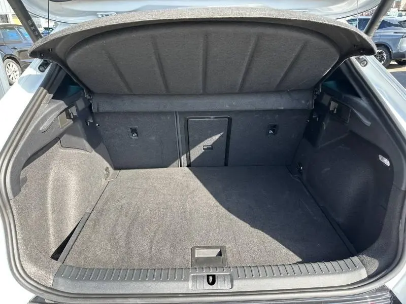 Coffre ouvert du CUPRA Formentor 1.5 eTSI Hybrid 2025 en Noir Minuit métallisé, vue arrière montrant un espace de chargement spacieux.