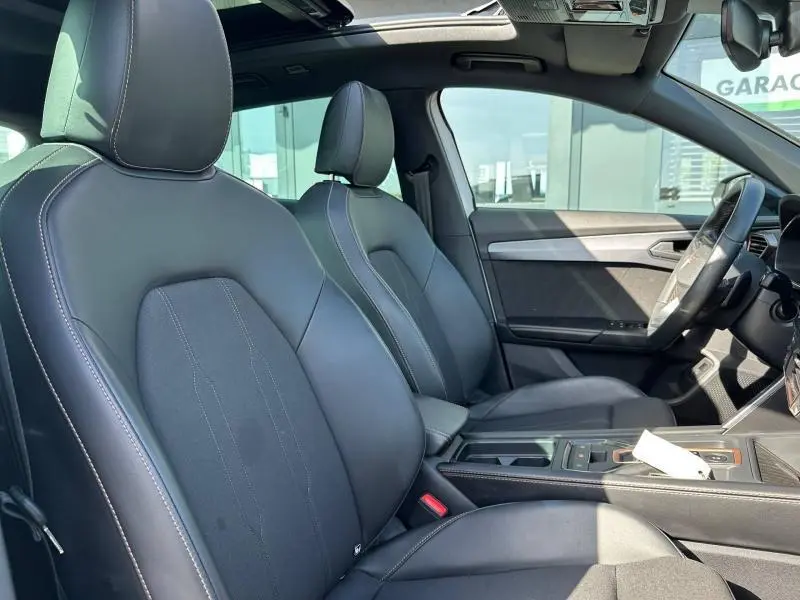 Vue intérieure côté conducteur du CUPRA Formentor 1.5 eTSI Hybrid 2025 avec sièges cuir noirs et surpiqûres contrastées.