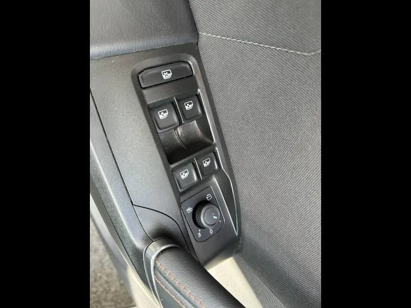 Vue rapprochée des commandes de lève-vitres et réglage des rétroviseurs côté conducteur du CUPRA Formentor noir Minuit 2025.