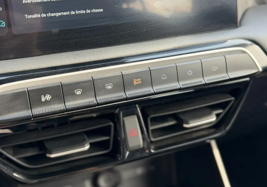 Gros plan sur la console centrale du MG3 2025 bleu Como, montrant les boutons de commande et les aérateurs noirs.