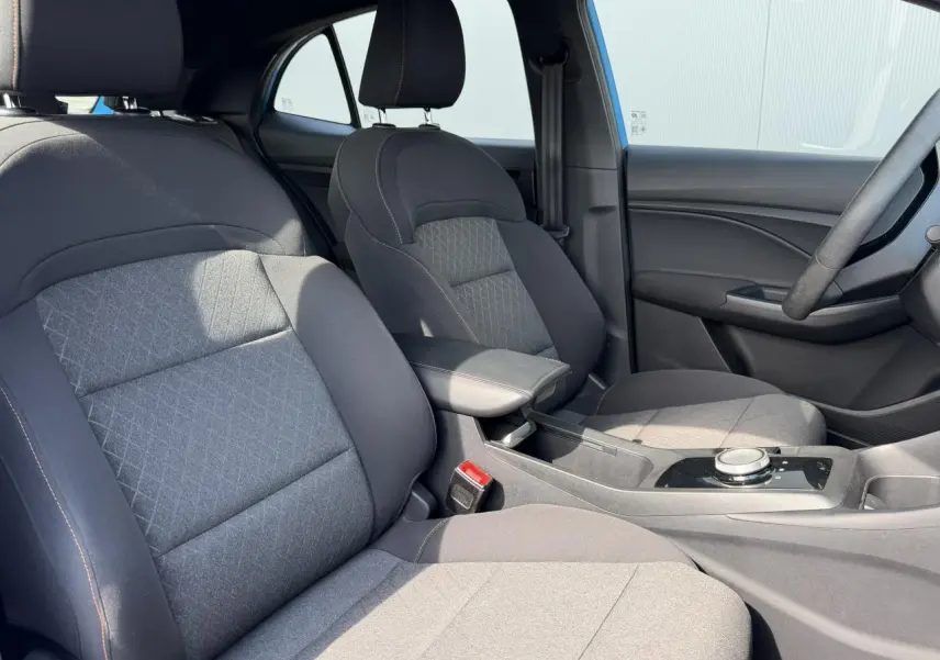 Vue intérieure côté droit des sièges en tissu noir et accoudoir central du MG3 1.5 Hybrid+ 2025.