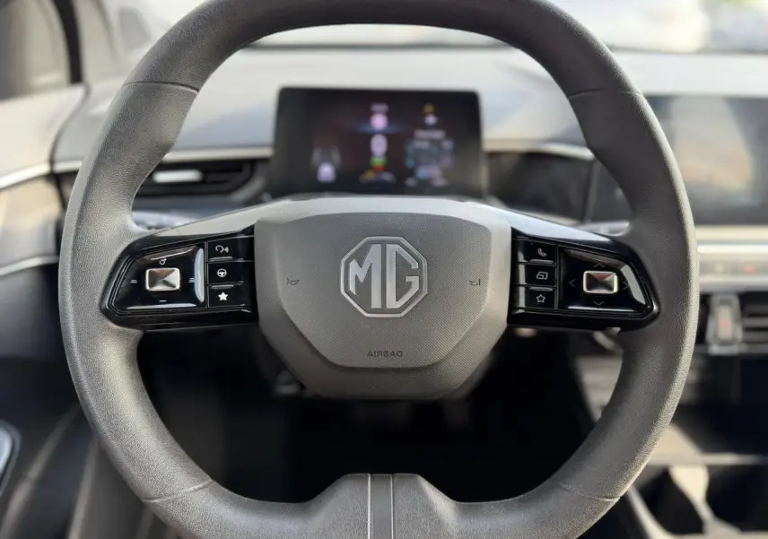 Vue rapprochée du volant noir de la MG3 1.5 Hybrid+ 195 Comfort avec logo MG et commandes intégrées.