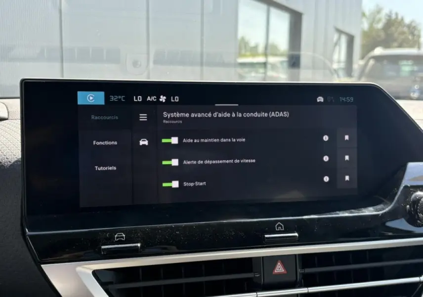 Écran tactile central du système d’aide à la conduite affichant les options ADAS dans une Citroën C4 hybride 2025.