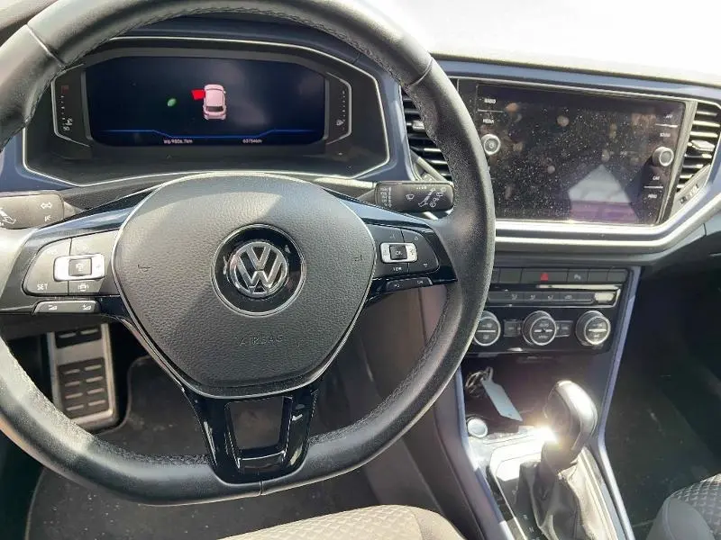 Vue intérieure centrée sur le volant cuir multifonction et le tableau de bord numérique du Volkswagen T-Roc gris Urano 2020