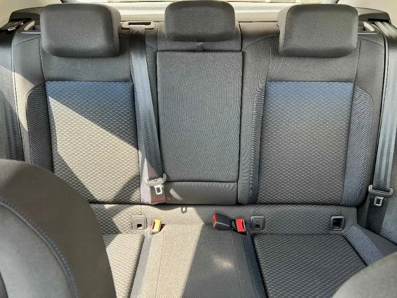 Banquette arrière gris foncé du Volkswagen T-Roc 2020 avec trois appuie-têtes et ceintures de sécurité visibles