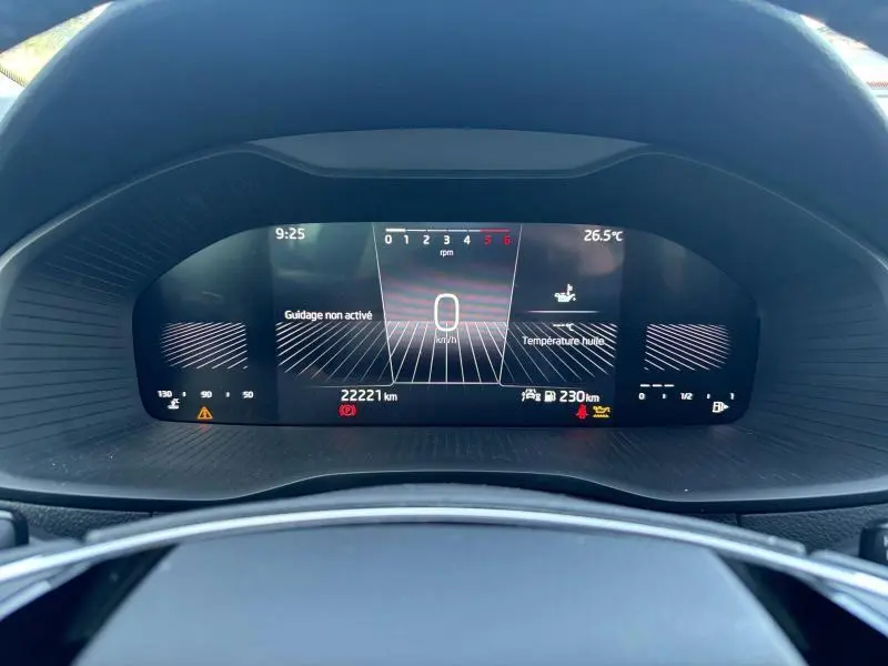 Tableau de bord numérique du Skoda Karoq 2.0 TDI 2024 affichant vitesse, température et kilométrage à 9h25.
