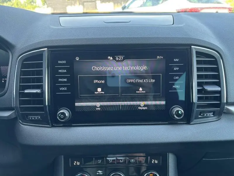 Écran tactile central du tableau de bord du Skoda Karoq 2024 affichant la sélection de connexion smartphone.