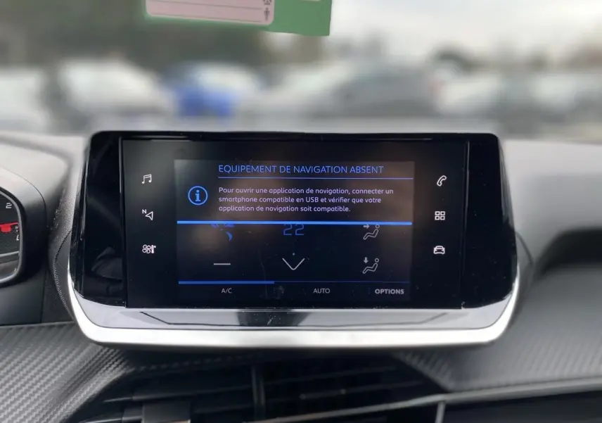 Écran tactile central du Peugeot 2008 2021 affichant un message d'absence de navigation, entouré de commandes tactiles.