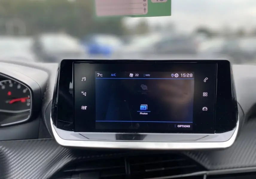 Écran tactile central du Peugeot 2008 2021 affichant les options multimédia dans un intérieur gris foncé.