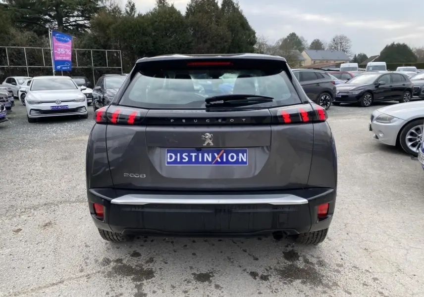 Vue arrière du Peugeot 2008 gris foncé avec feux arrière LED en forme de griffes et logo distinctif au centre.