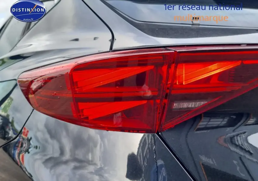 Gros plan sur le feu arrière droit du CUPRA Formentor 2025 en Midnight noir avec reflets brillants sur la carrosserie.