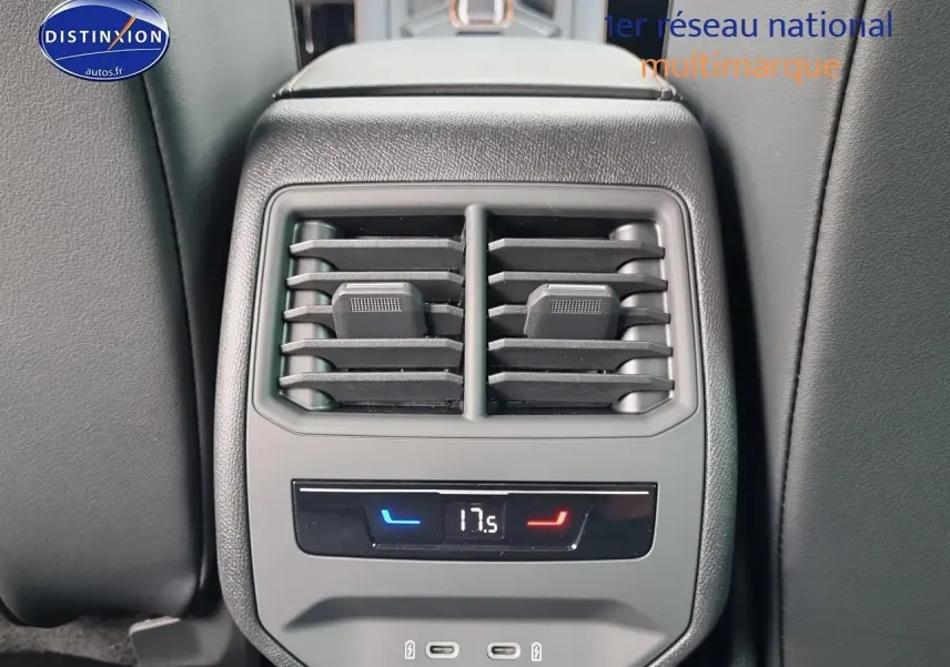 Gros plan sur la console arrière noire du CUPRA Formentor 1.5 etsi hybrid 2025 avec réglage climatisation et ports USB.