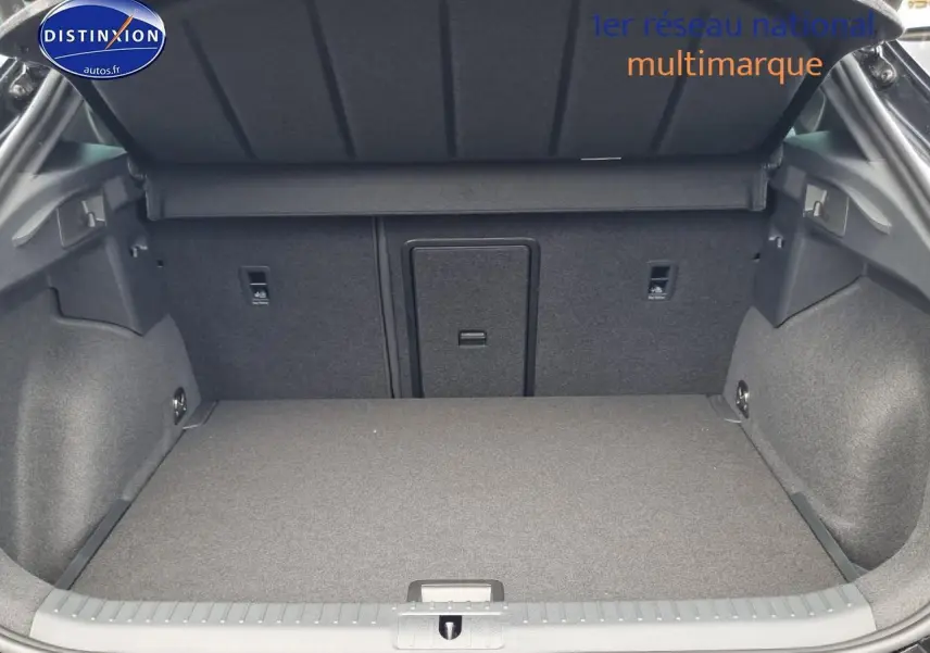 Coffre ouvert du CUPRA Formentor 1.5 etsi hybrid 2025 en Midnight noir, montrant un espace de chargement propre et spacieux.