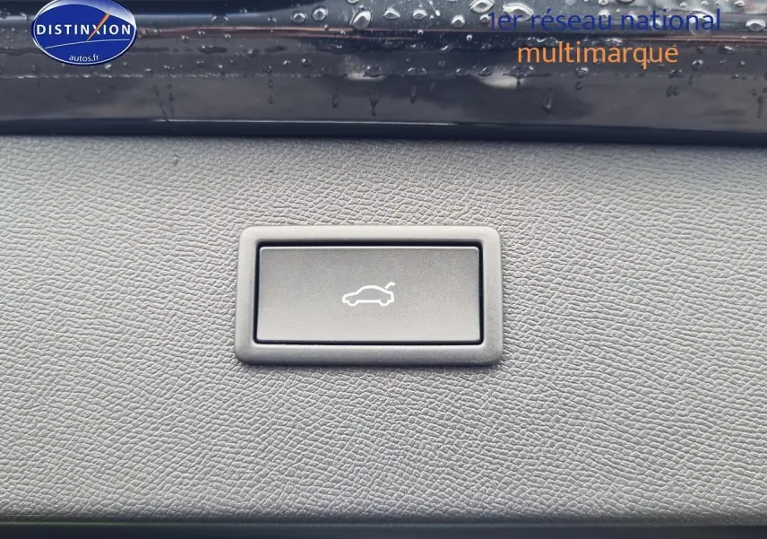 Bouton d'ouverture électrique du coffre sur tableau de bord d'un CUPRA Formentor noir Midnight 2025