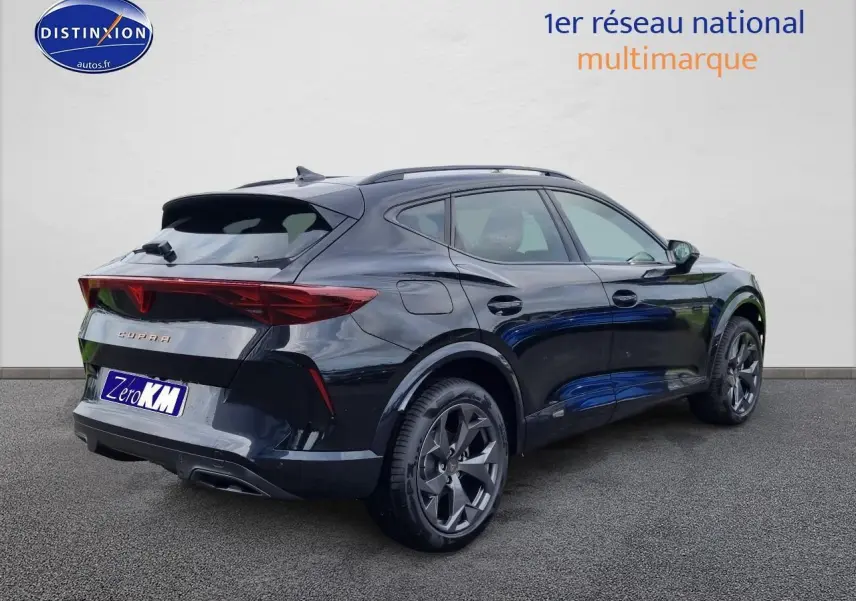 Vue 3/4 arrière droite du CUPRA Formentor 1.5 etsi hybrid 2025 en noir Midnight avec jantes alu 18 pouces.