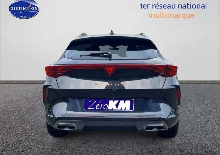 Vue arrière d'une CUPRA Formentor 1.5 etsi hybrid 2025 en noir Midnight avec feux arrière LED et double sortie d'échappement.