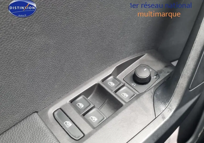 Gros plan sur les commandes de lève-vitres et rétroviseurs côté conducteur d’une SEAT Ibiza 2025 noire.