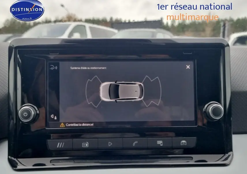 Écran tactile central affichant l'aide au stationnement dans l'habitacle d'une SEAT Ibiza 2025, vue de face.