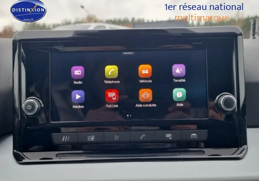 Écran tactile HD 8,25 pouces du système Media System de la SEAT Ibiza 2025, vue frontale intérieure.