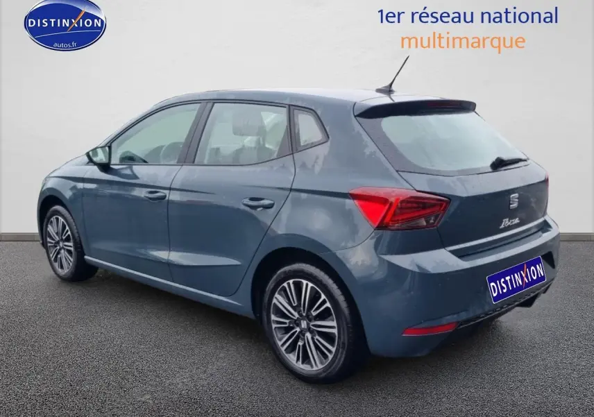 Vue 3/4 arrière droite d'une SEAT Ibiza 2025 gris métallisé avec jantes alliage et feux arrière LED triangulaires.