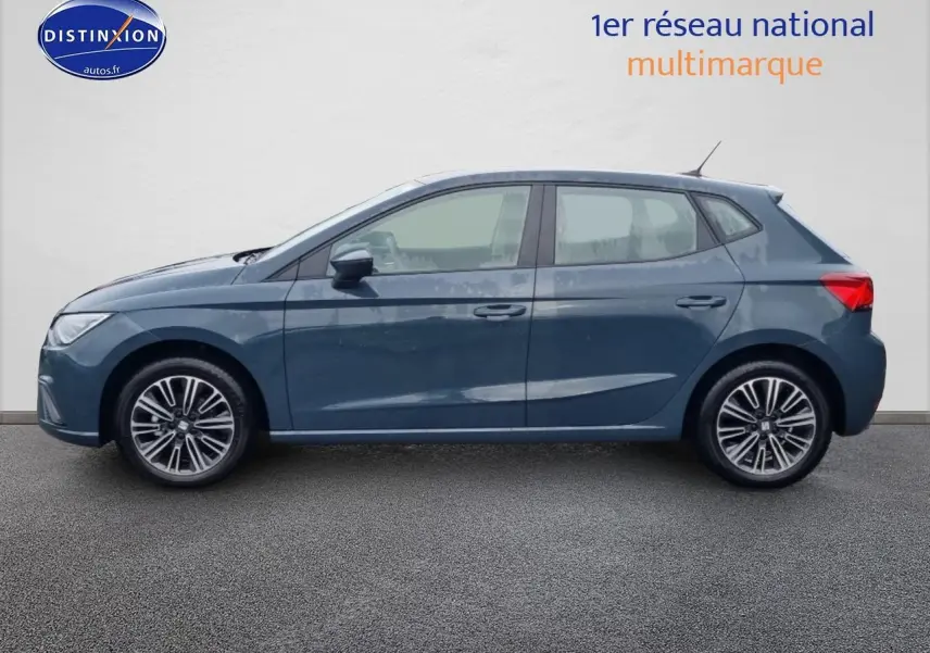 Vue de profil côté gauche d'une SEAT Ibiza 2025 bleu foncé avec jantes alliage design et lignes épurées.
