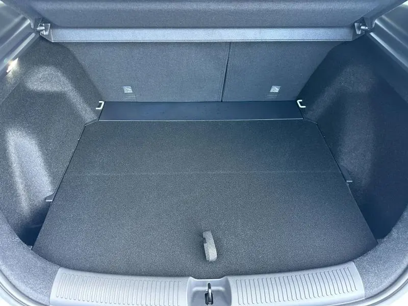 Coffre spacieux et propre du MG ZS Hybrid+ 2025, vu de l'arrière avec revêtement intérieur noir.