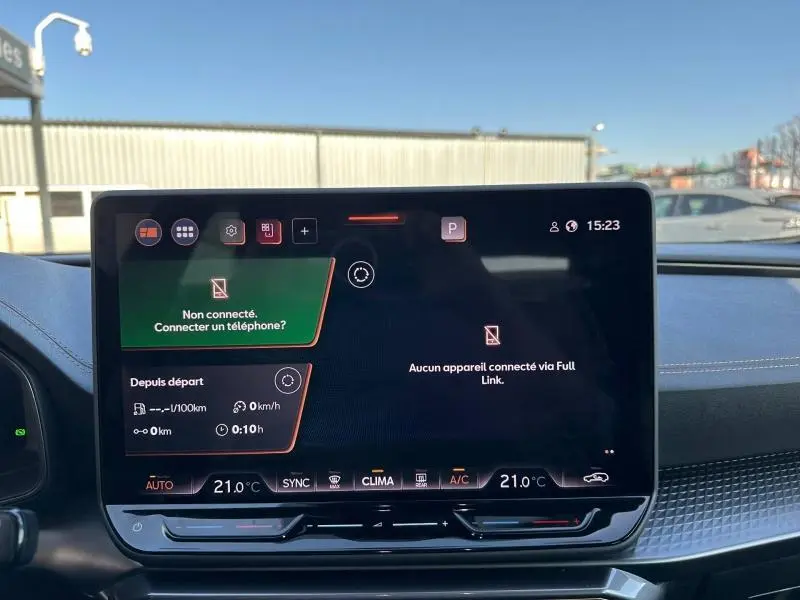 Écran tactile central du tableau de bord du CUPRA Formentor blanc, affichant les réglages climatiques et connectivité.