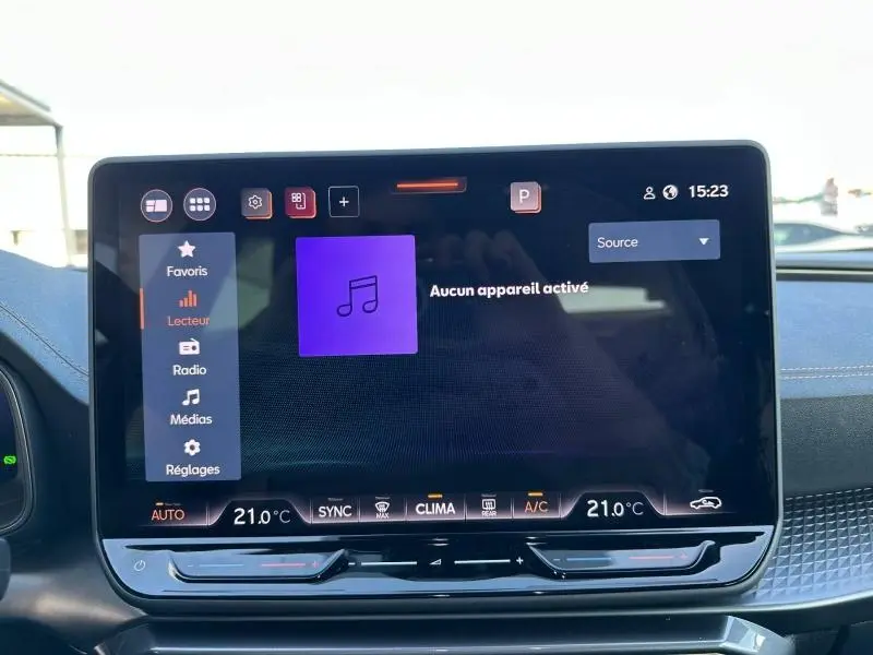 Écran tactile central du tableau de bord du CUPRA Formentor 2.0 TDI blanc Nevada, affichant le menu multimédia.