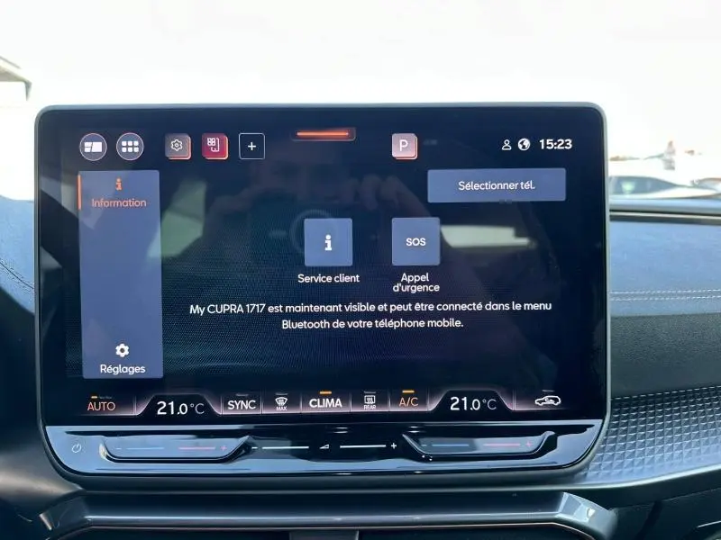 Écran tactile central du tableau de bord du CUPRA Formentor blanc Nevada, affichant les réglages de climatisation et services connectés.