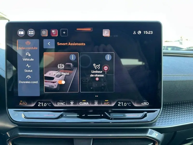 Écran tactile central du CUPRA Formentor 2025 affichant les assistants de conduite avec interface moderne et température à 21°C.