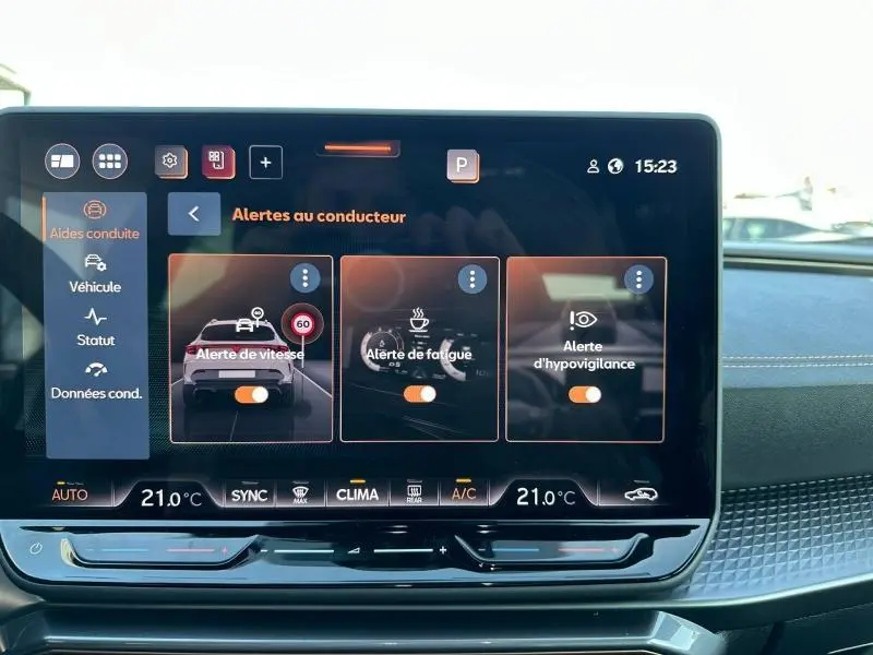 Écran tactile central du tableau de bord du CUPRA Formentor 2025 affichant les alertes au conducteur.