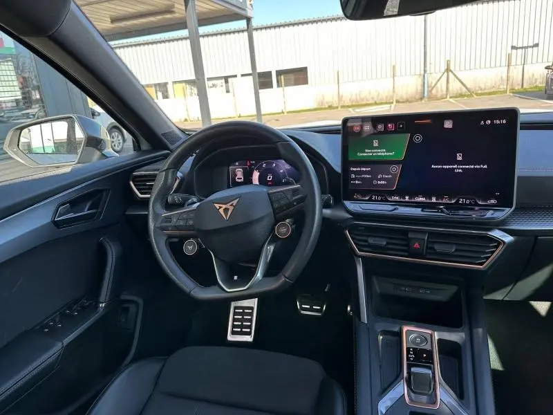 Vue intérieure côté conducteur du CUPRA Formentor 2025, tableau de bord moderne avec écran tactile et volant multifonction noir.