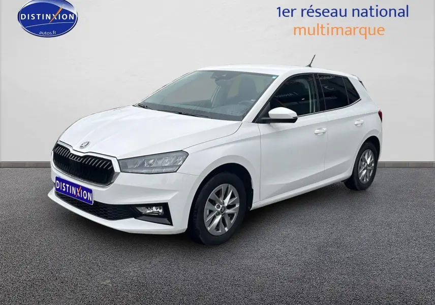Vue 3/4 avant droite d'une Skoda Fabia blanche 2025 avec jantes alu et feux LED.