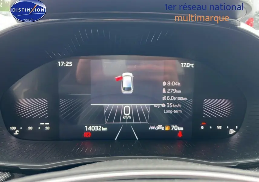 Affichage numérique du tableau de bord de la Skoda Fabia blanc, montrant la vitesse à 0 km/h et diverses informations de conduite.